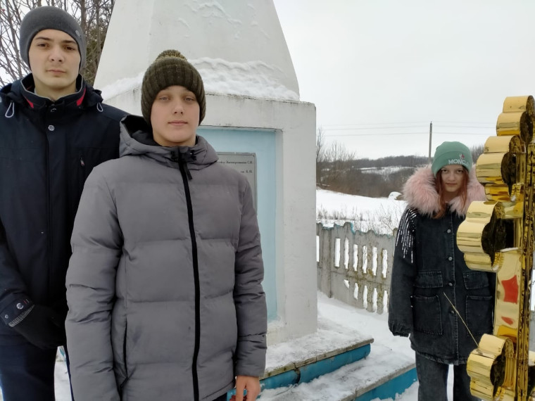 На могиле погибших лётчиков.